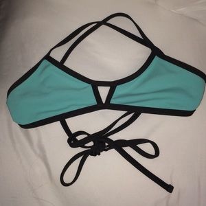 Sporty bikini top.