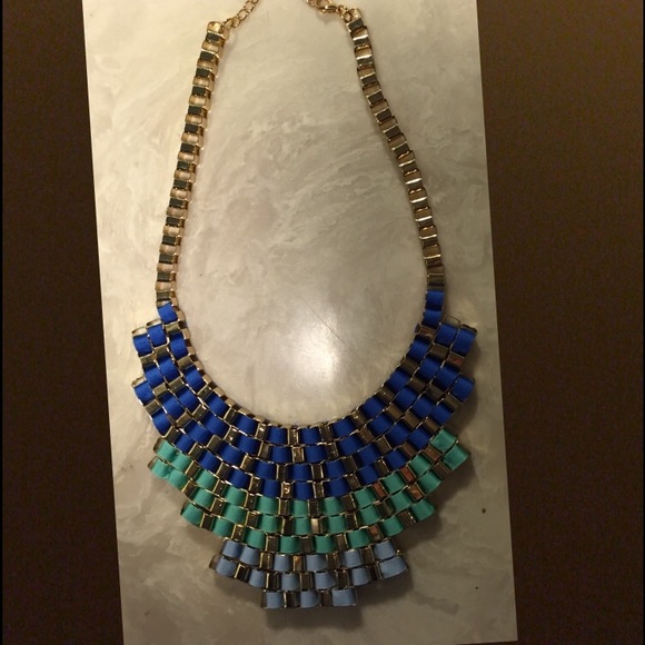 Beautiful statement necklace!