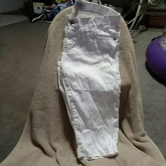 A&F white capri