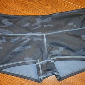 NWOT!Lululemon sz 10 blue camo print boogie shorts
