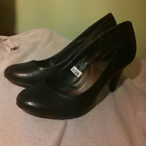 Black pumps