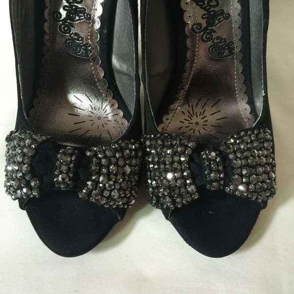 ❌SOLD❌black suede heals with beaded bow size 8.5 - Picture 2 of 4