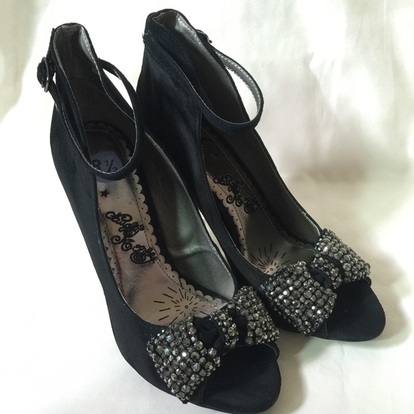 ❌SOLD❌black suede heals with beaded bow size 8.5 - Picture 4 of 4