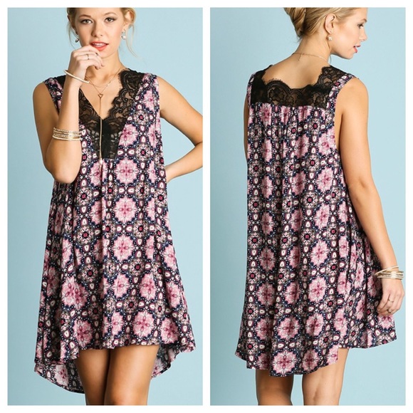 Sleeveless Lace Dress - Picture 3 of 4