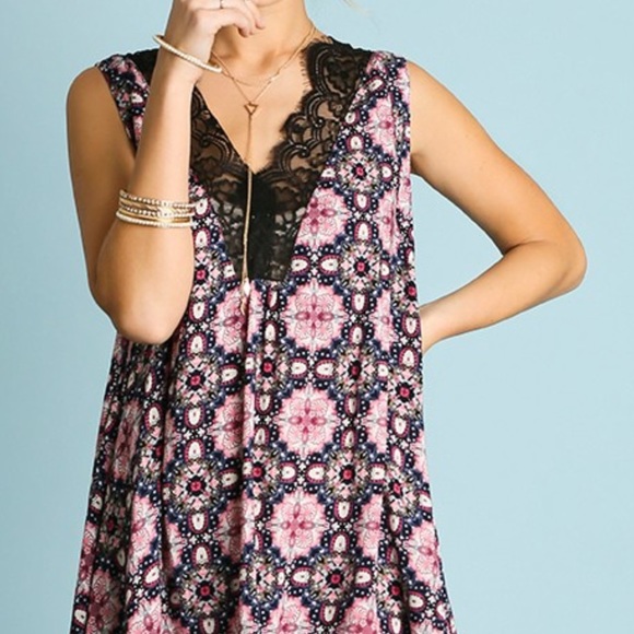 Sleeveless Lace Dress - Picture 4 of 4