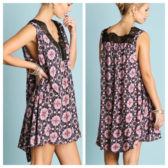 Sleeveless Lace Dress - Picture 2 of 4