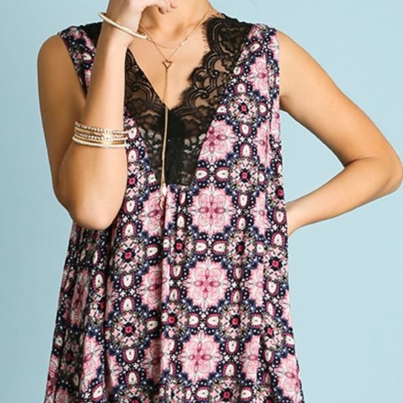 Sleeveless Lace Dress - Picture 4 of 4