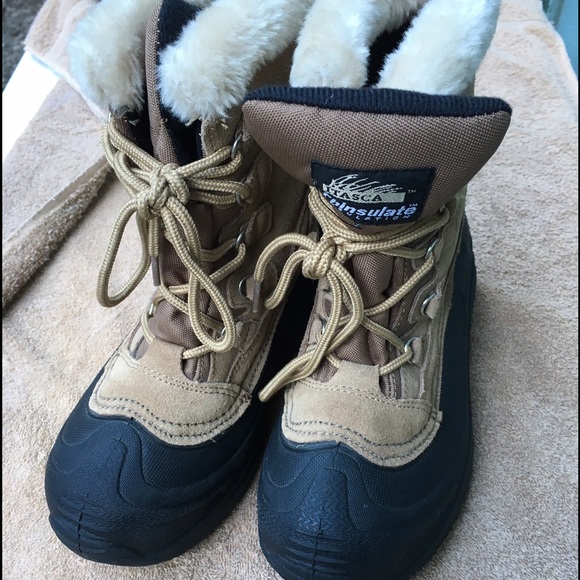Cedar snow boots size 7. Worn once. Super clean!!!