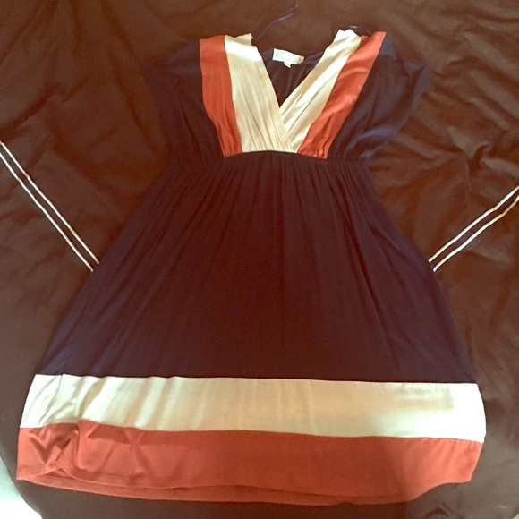Comfortable summer dress with a retro look.