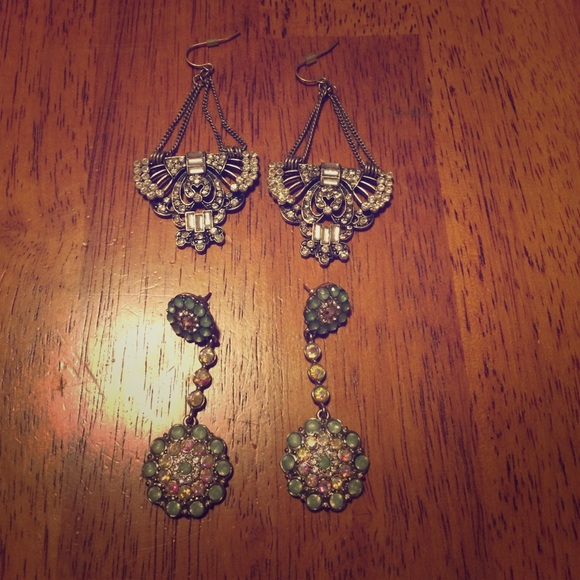 2 pairs of earrings