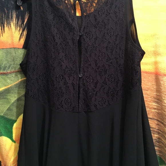 Forever 21 Blouse with pretty detail in the back. - Picture 6 of 6