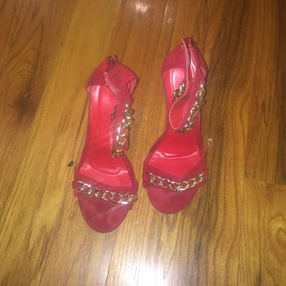 Red suede chain pumps