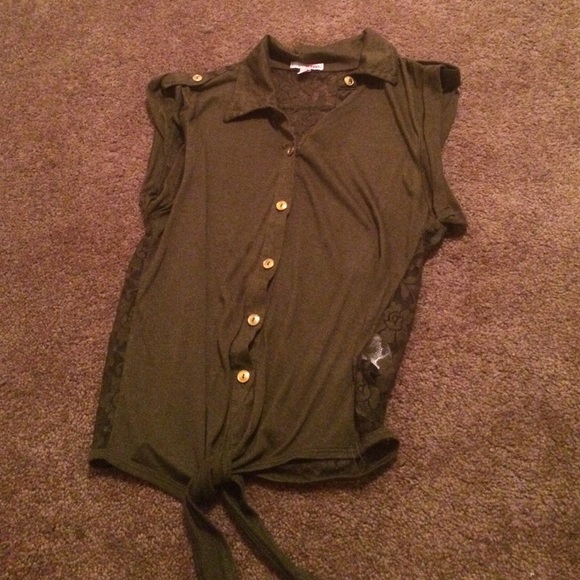 Army green top 🌸