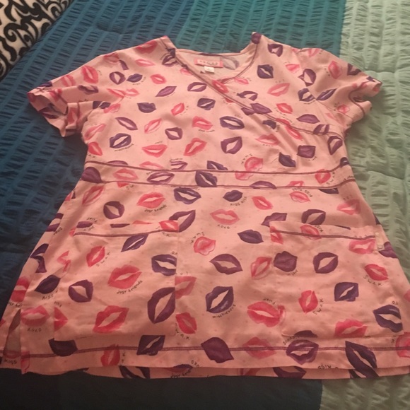 Large Koi scrub top---great condition!