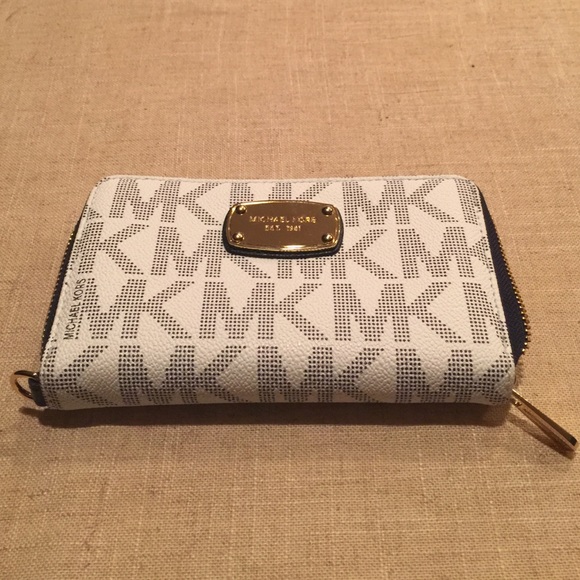 medium sized wallets