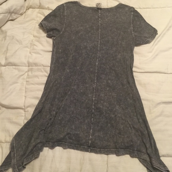 Long flowy grey t-shirt! Looks great w/ leggings!!