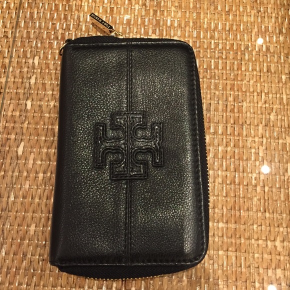Stacked T smartphone wristlet