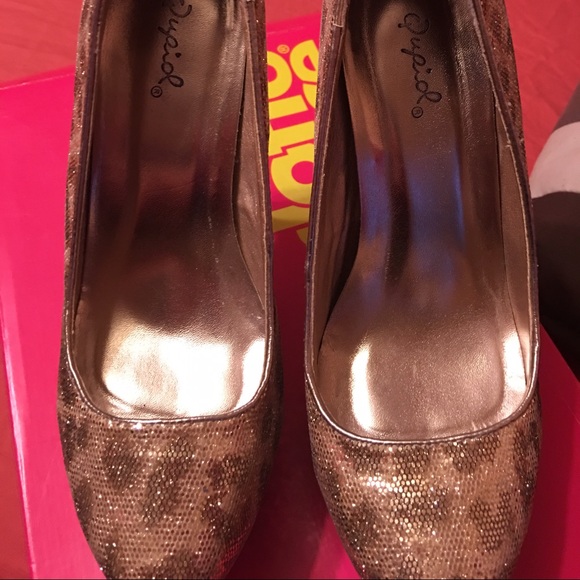 👠 - Picture 2 of 3