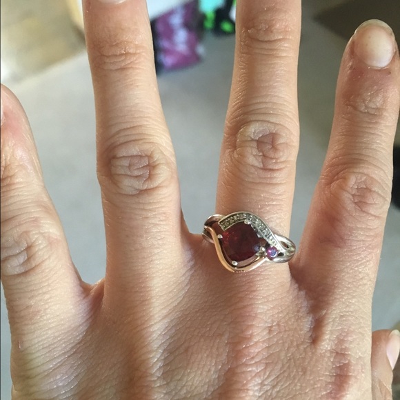 GORGEOUS DIAMOND AND GARNET RING - Picture 1 of 2