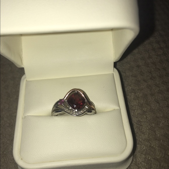 GORGEOUS DIAMOND AND GARNET RING - Picture 2 of 2