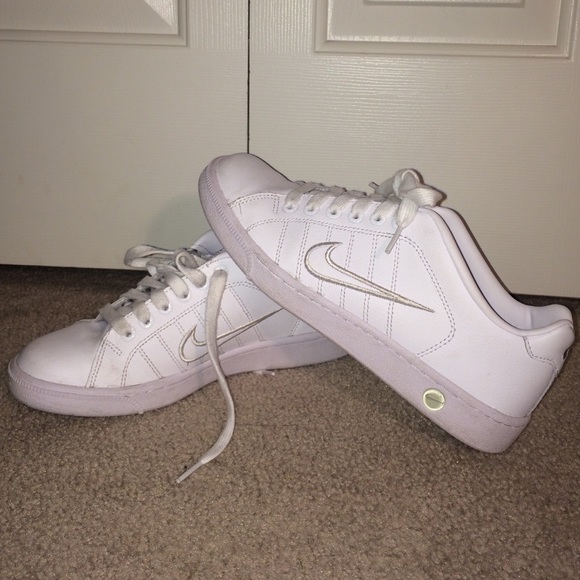 White nike shoes.