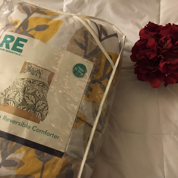 PRICE FIRM; Twin XL Reversible Comforter