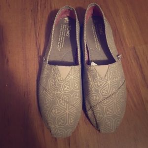 LIMITED EDITION TOMS SIZE 6