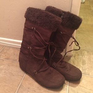 Brown boots with the fur