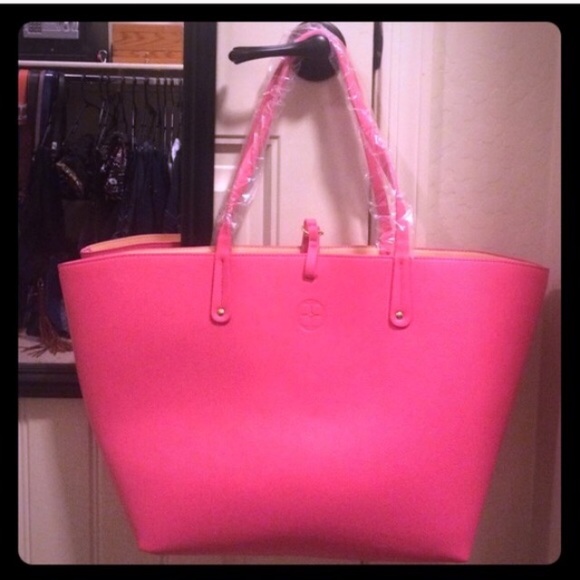 Iman Handbags - HOST Pick 🎉NEW🎉 Reversible Tote