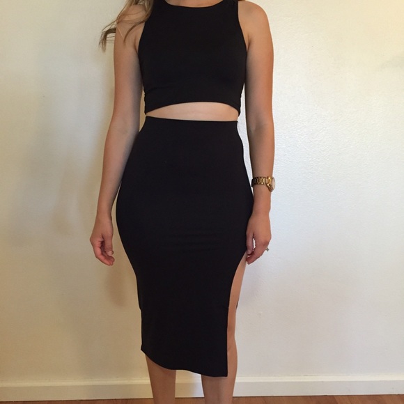 •RESTOCKED• Black Crop Tank Top - Picture 2 of 4