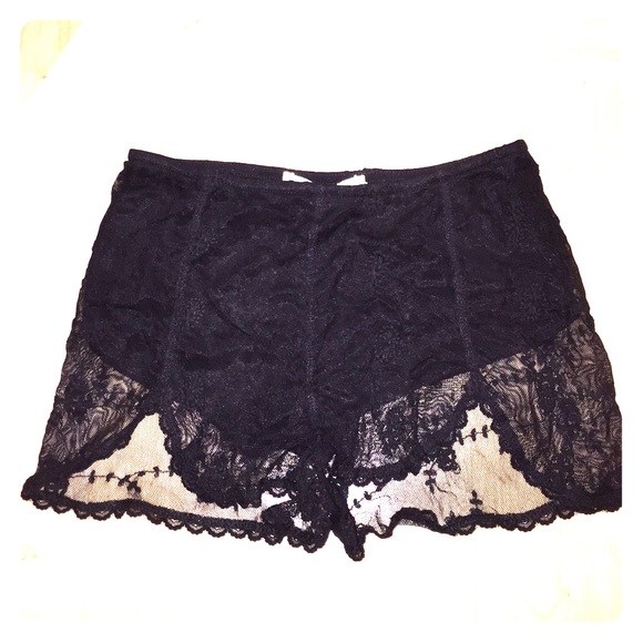 Booty shorts with lace draping - Picture 1 of 4
