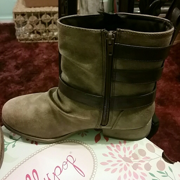 Boots - Picture 4 of 4