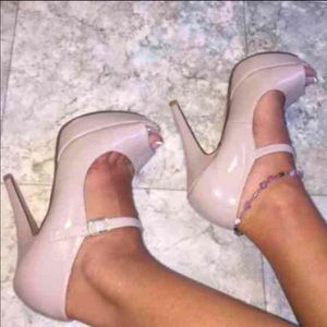 Size 7 nude heels Size 7 nude heels