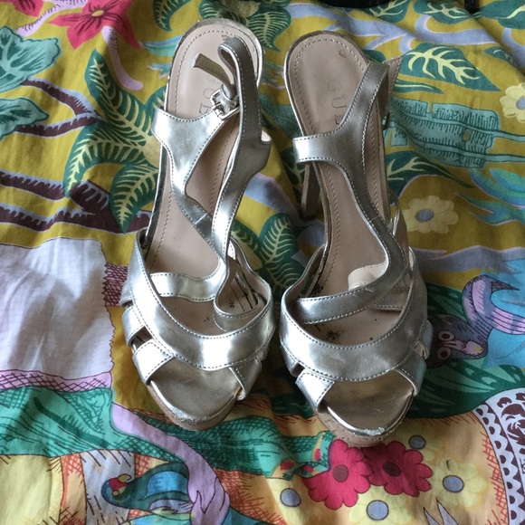 Beautiful golden guess heels🌻