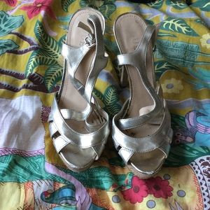 Beautiful golden guess heels🌻