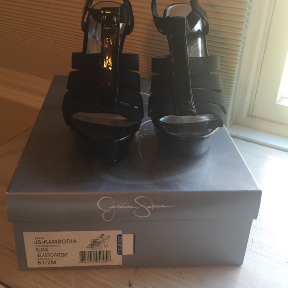 Sexy elastic and black patent leather heels