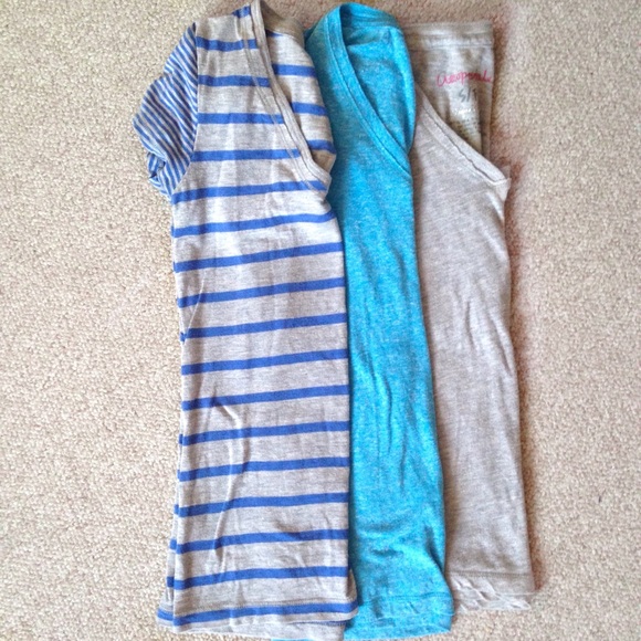 🌻Aeropostale 3 Small V-Necks Bundle🌻