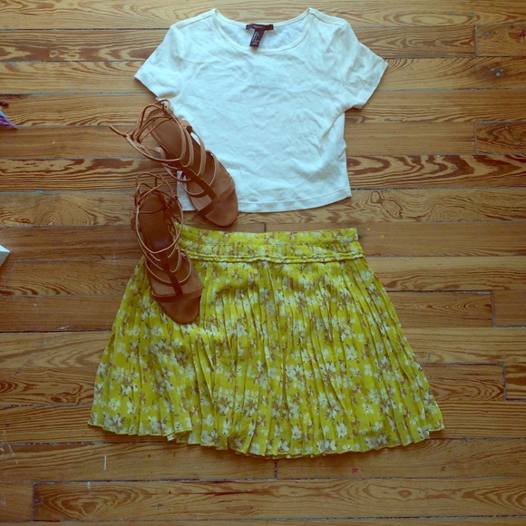 American Eagle Yellow Accordion Mini Skirt