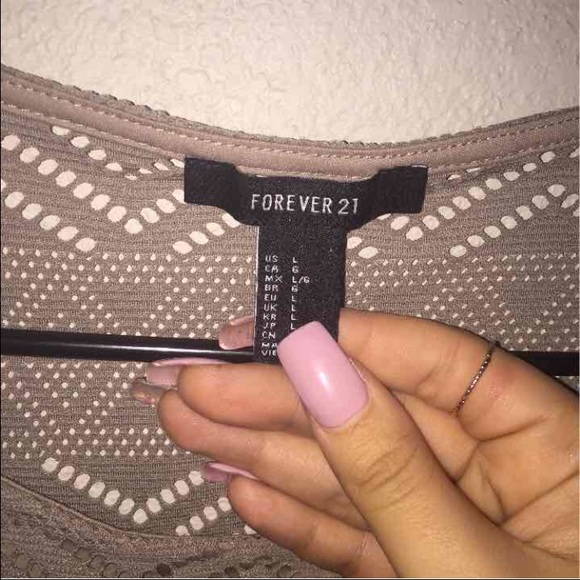 Tan tribal mesh long sleeve - Picture 3 of 3