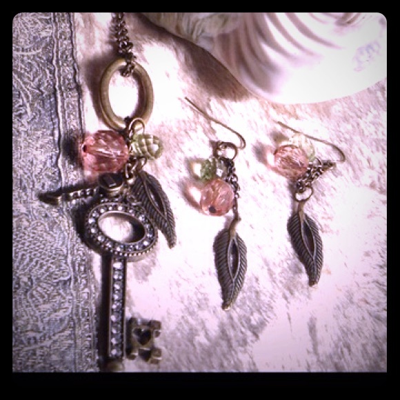 HPVintage style key necklace set rhinestones 28"