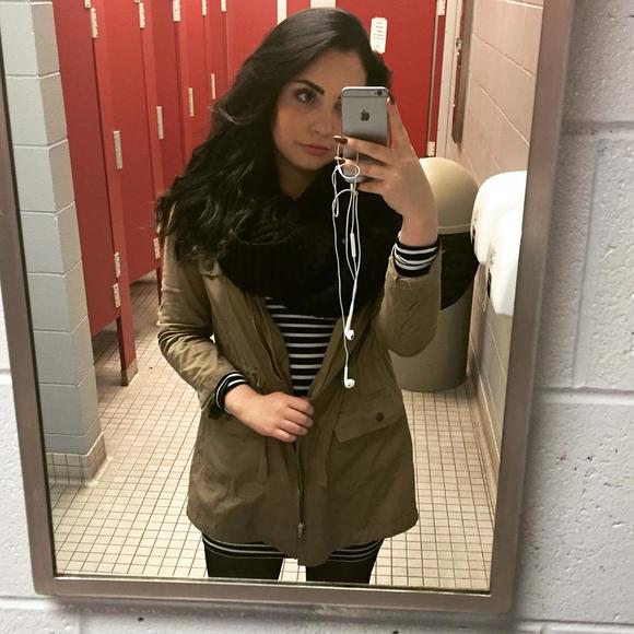 Meet your Posher, Kenzie - Picture 1 of 1