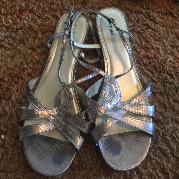 Basic Editions, low wedge, silver 11 sandal