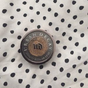 BROKEN Urban Decay eyeshadow