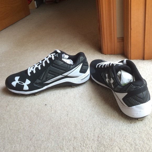 MENS Under Armour Black/White Yard Low ST cleats.