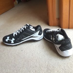MENS Under Armour Black/White Yard Low ST cleats.