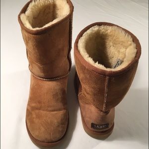 Women's UGG Classic Short Boots in Chesnut