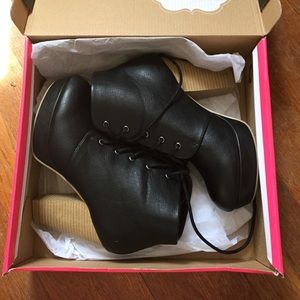 Black High heeled boots