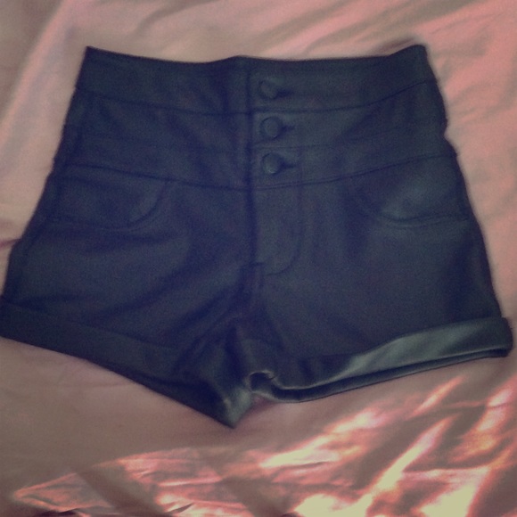 ⚡️SALE⚡️Faux leather high waisted short 🌻