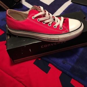 Red low top converse