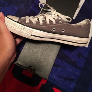 Gray low top converse